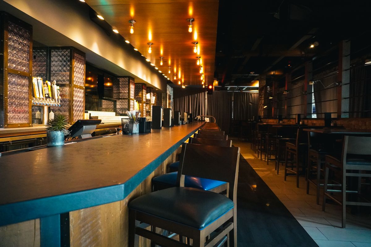 Sıcak ışıklı modern bar