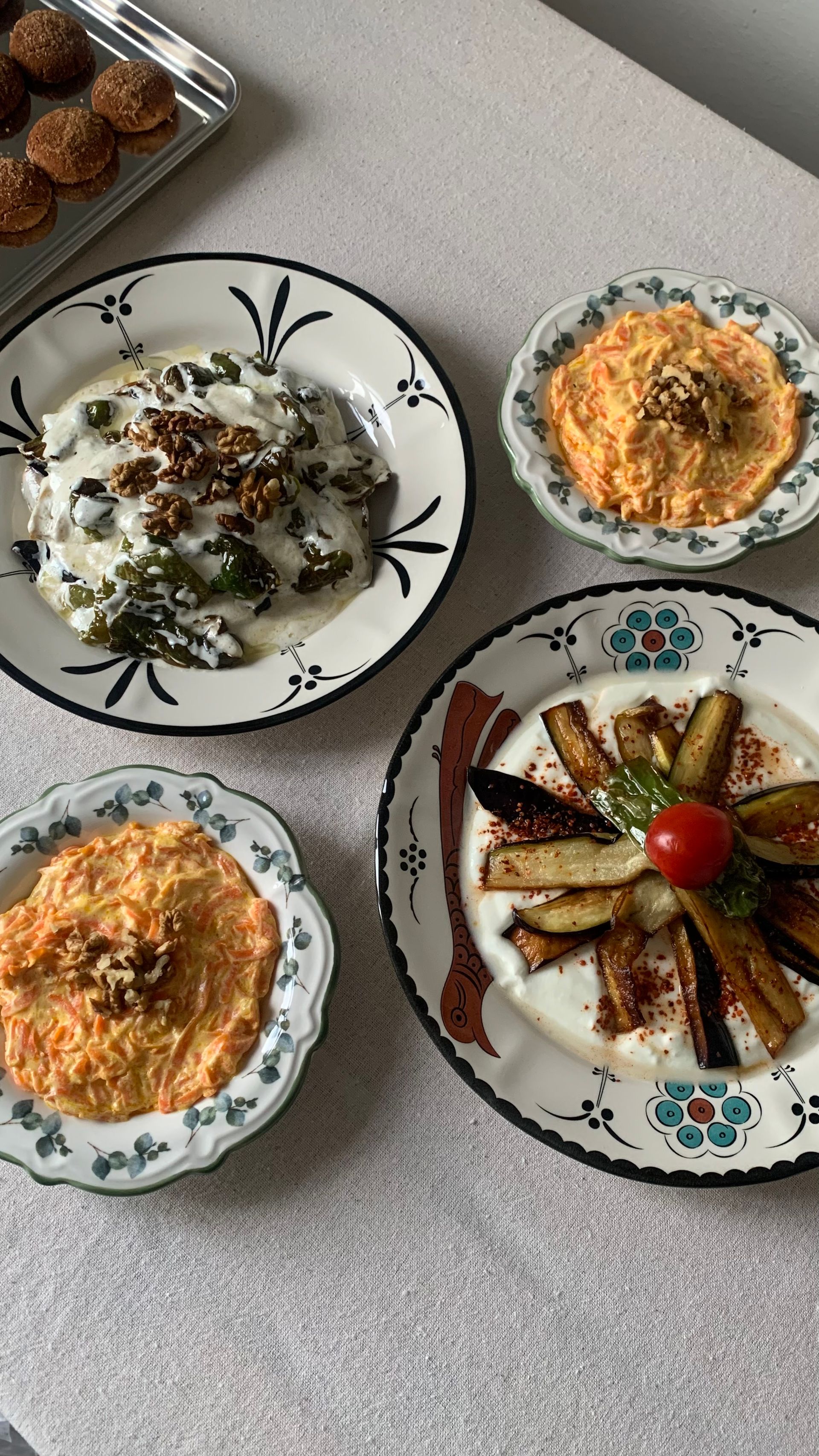 Desenli seramik tabaklarda yoğurtlu patlıcan ve cevizli havuç mezeleriyle Türk sofrası